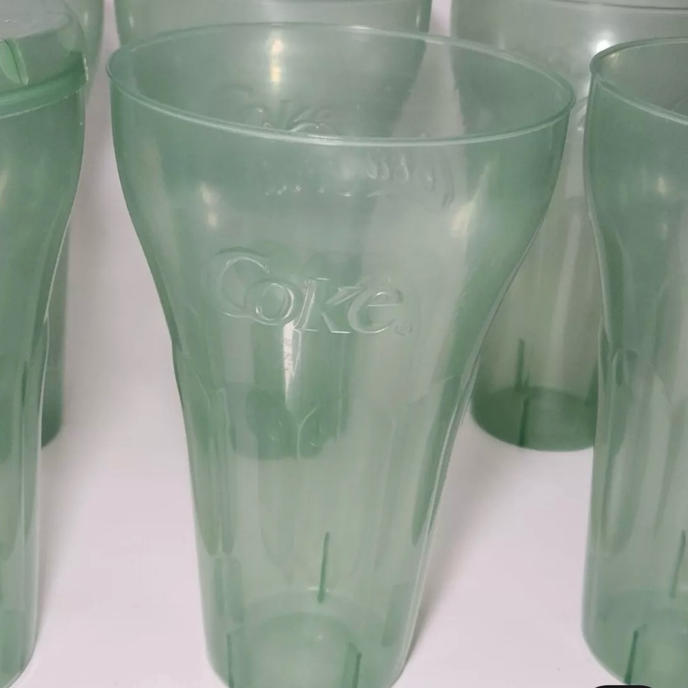 Vintage Collectible for the CocaCola connoisseur. Jump Plastic44 Oz Glasses.